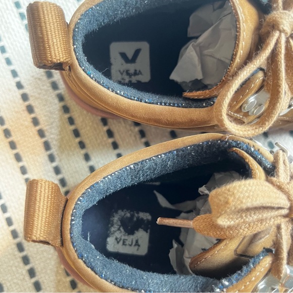 Veja - Roraima Nubuck High-Top Sneakers in Brown and Lavande - Picture 9 of 9